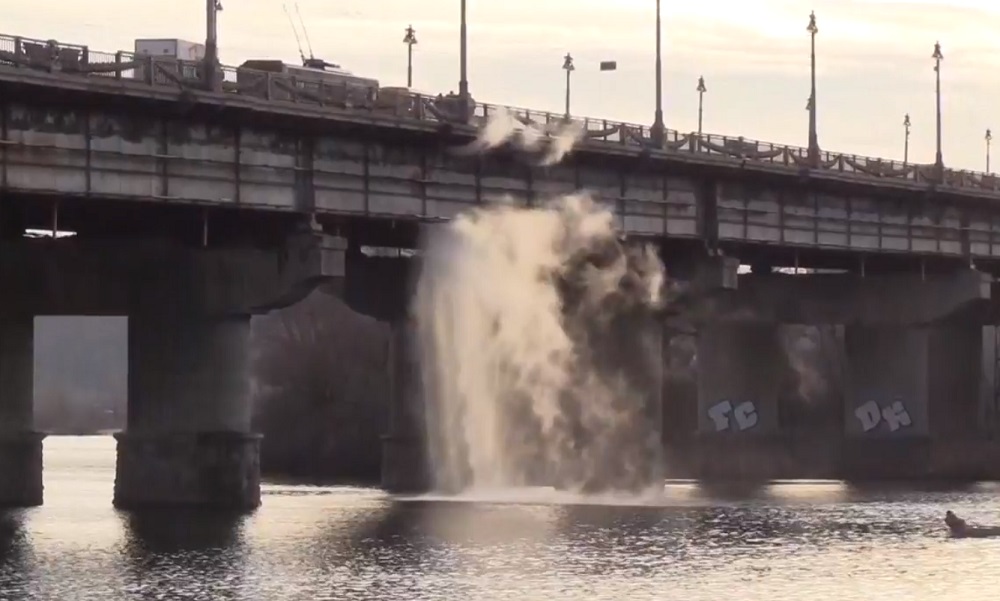 Справжній водоспад утворився на київському мосту Патона