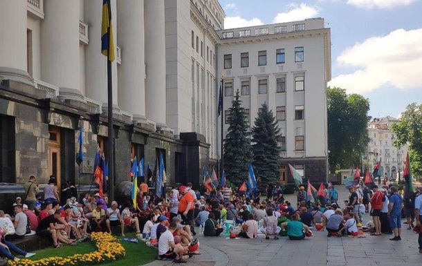 Шахтарі вже тиждень мітингують під Офісом Президента