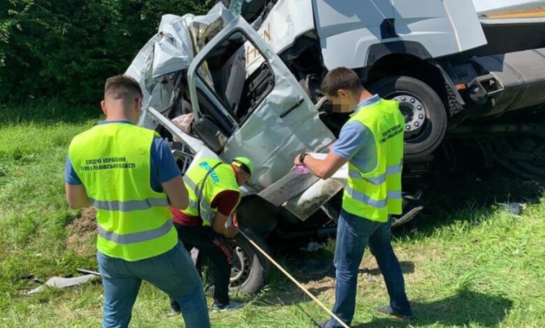 Смертельна аварія: вантажівка розчавила мікроавтобус на Львівщині