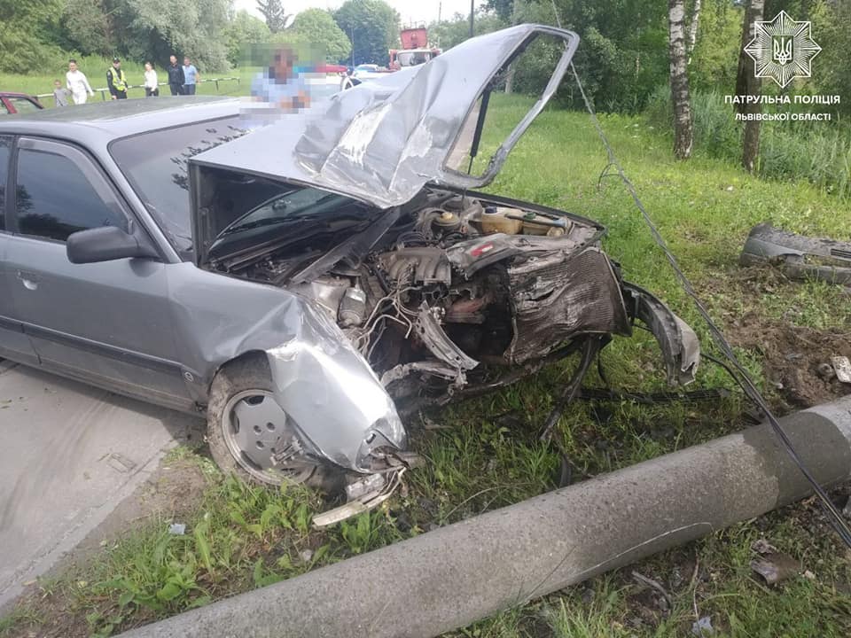 У Львові водій напідпитку своїм автомобілем зніс електроопору