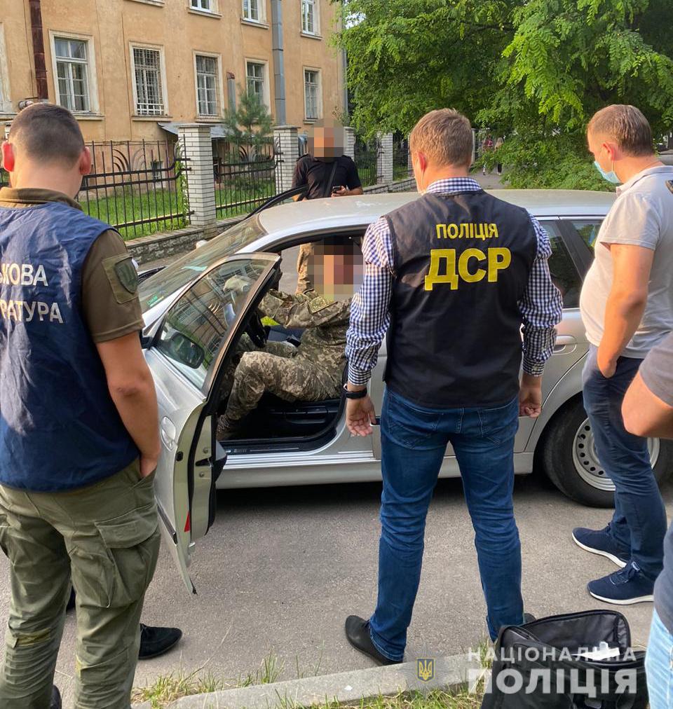 Затримали викладача львівської Академії сухопутних військ на хабарі