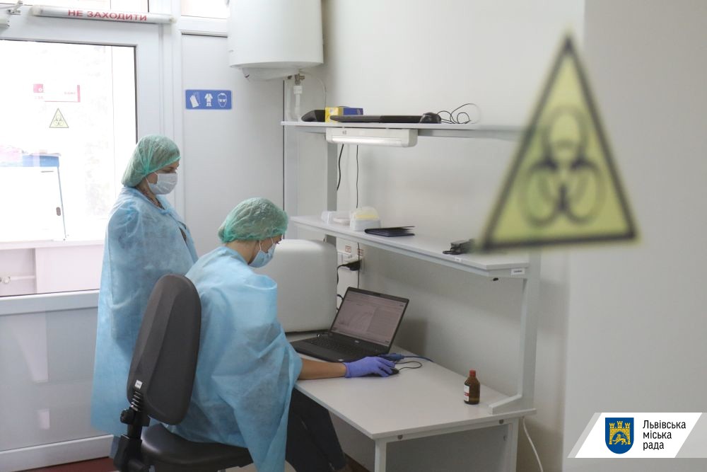 У Львівській лікарні швидкої допомоги запрацювала нова лабораторія, де проводять ПЛР-дослідження