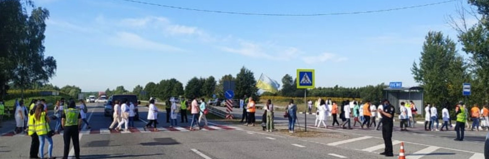 Медпрацівники психлікарні заблокували трасу Київ-Чоп на Львівщині