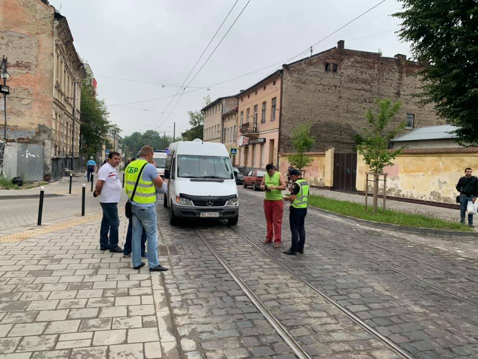 У Львові два автомобілі на смерть збили жінку