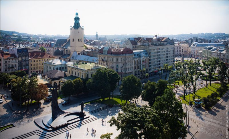 У Львові на проспекті Свободи ремонтують центральну пішохідну алею