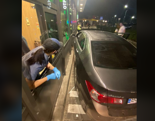 Нетверезий водій на очах у поліцейських врізався в стіну закладу