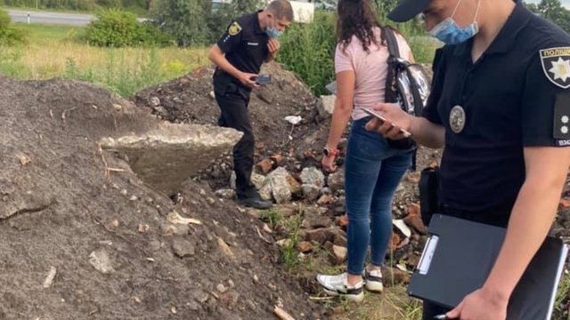Під Львовом знайшли людські рештки на стихійному сміттєзвалищі