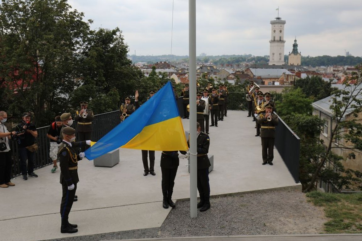 Над Меморіалом Героїв Небесної сотні у Львові підняли прапор