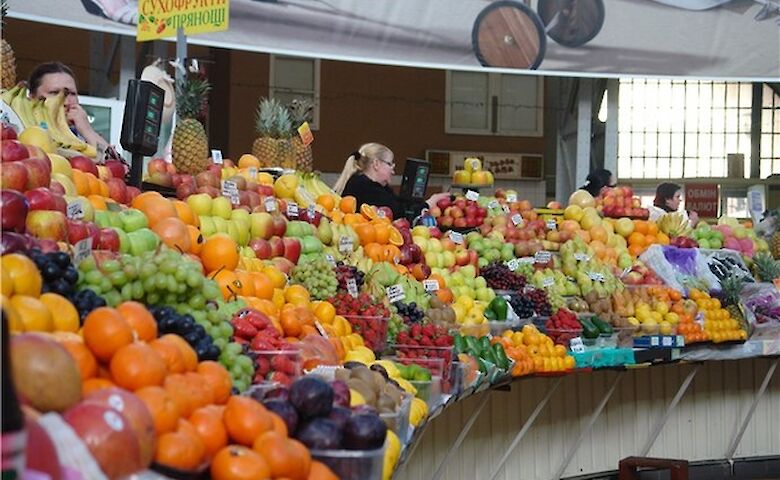 Без масок та висновків санітарних експертиз: як у Львові «процвітає» стихійна торгівля