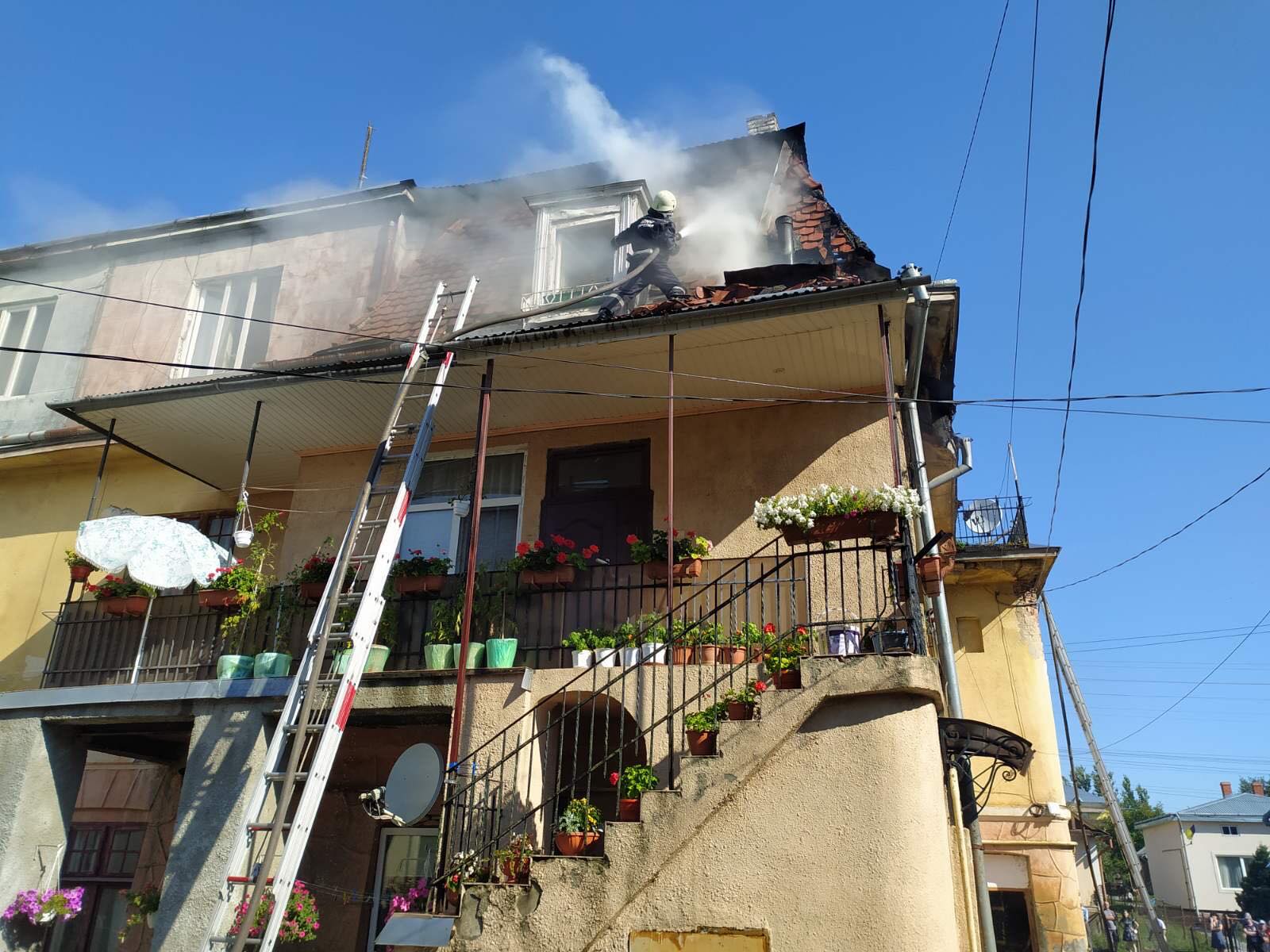 У Дрогобичі вогнеборці врятували людей з квартири, яка горіла