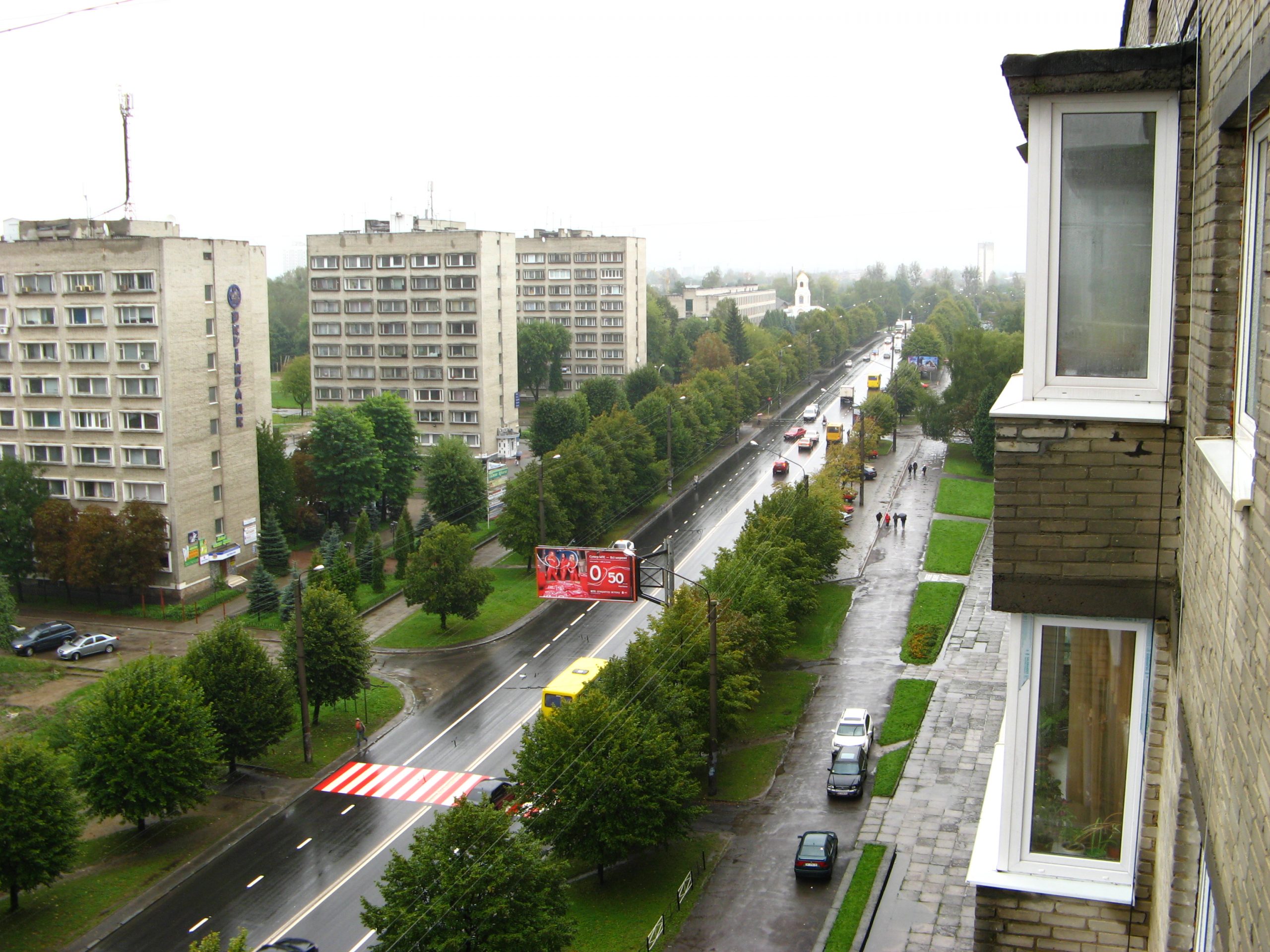 У Львові люди скаржаться на вулицю без тротуару, паркомісць і прибудинкової території