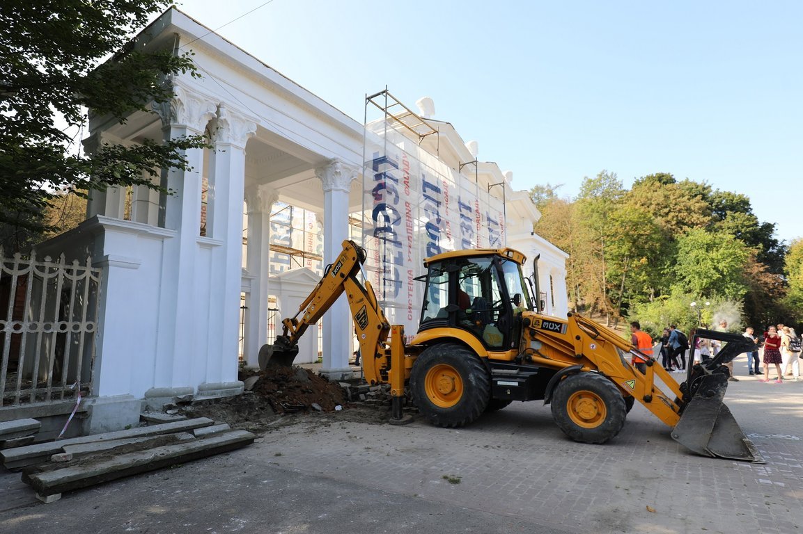 У Львові у Парку культури та відпочинку ремонтують вхідну арку та стадіон «Юність»