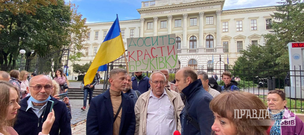 Львів'яни вимагають, щоб на вулиці Бандери не змінювали бруківку на асфальт