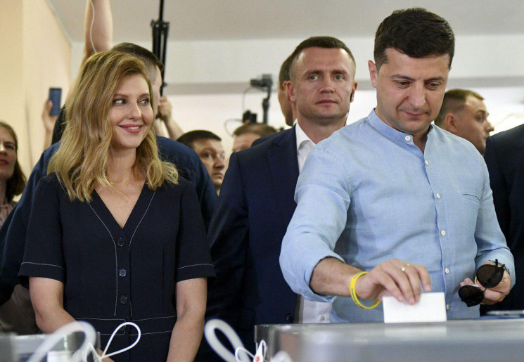 Президент України вирішив провести опитування в день місцевих виборів