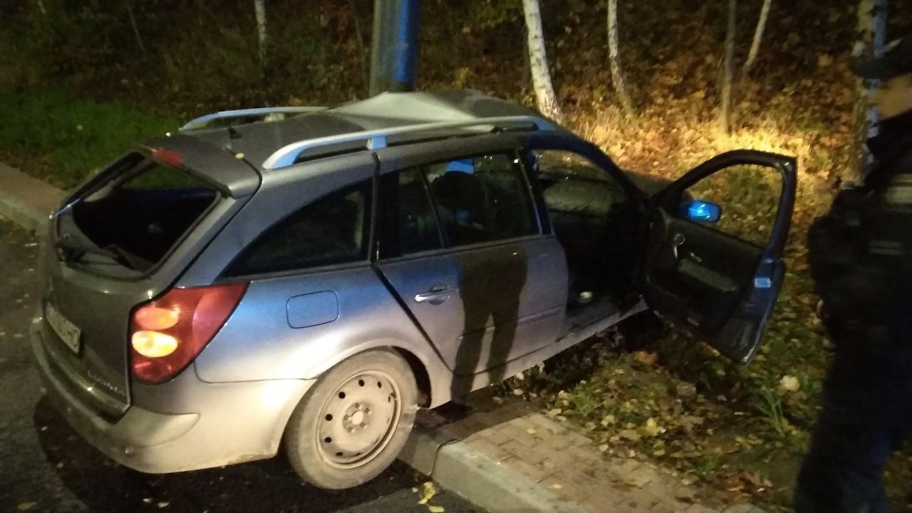 У Львові водійка в’їхала у стовп та померла