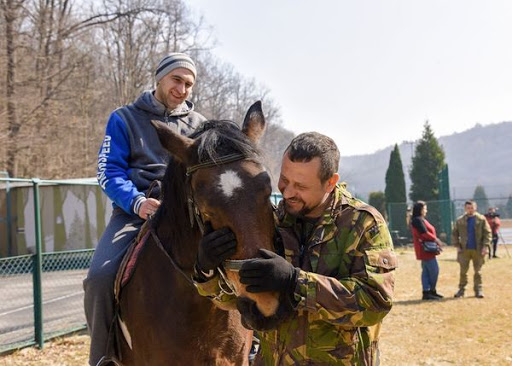 На Львівщині для ветеранів проводять заняття з верхової їзди та йоги на конях