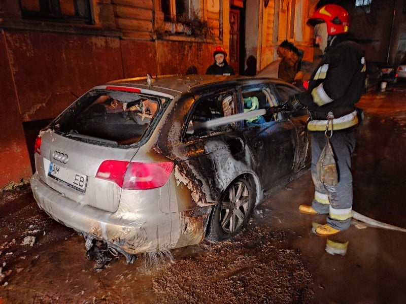 У Львові вночі згорів автомобіль Audi