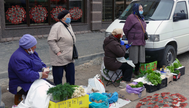 У Львові пенсіонерам забороняють стихійну торгівлю