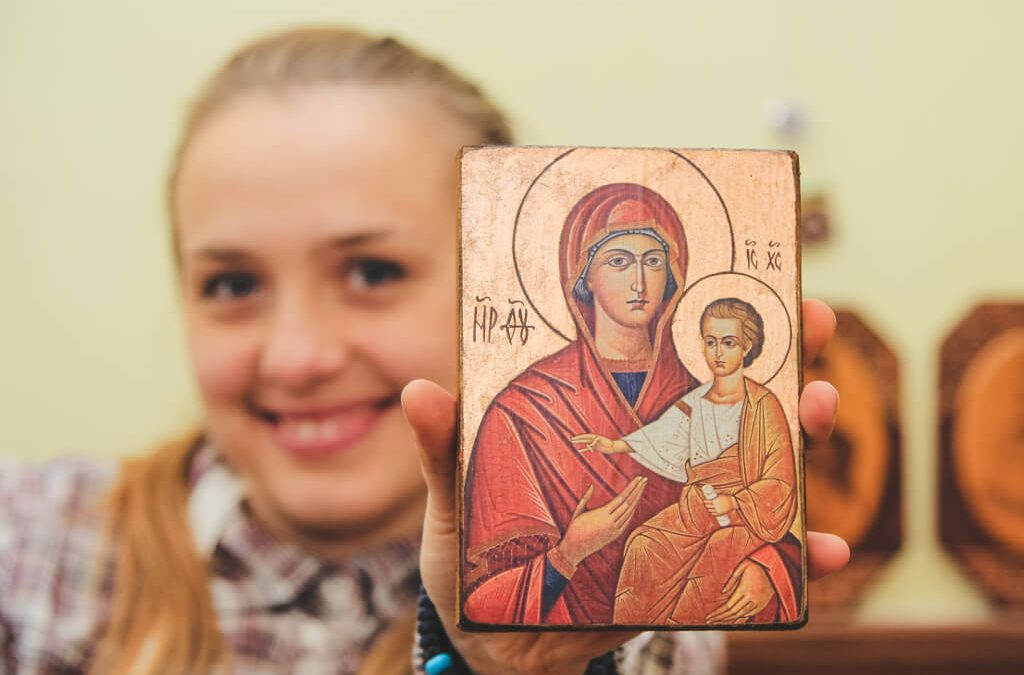 Львів'яни створюють копії українських ікон зі старих меблів