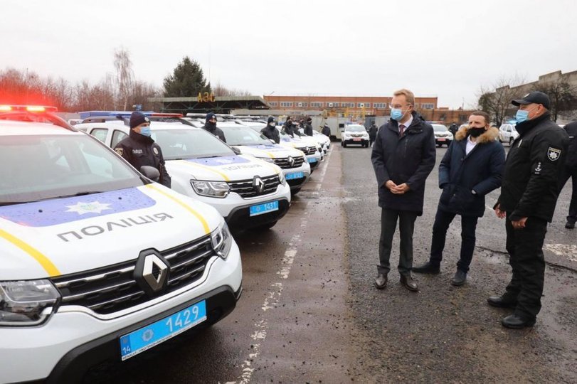 Поліцейським Львівщини передали службові автомобілі, автобус та квадроцикл