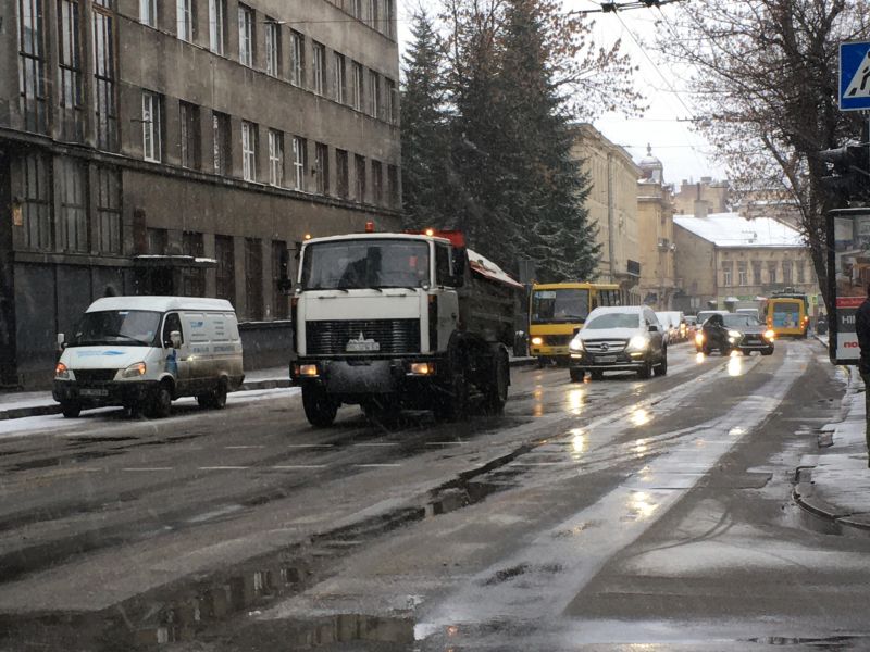 Зранку у Львові працювало 60 одиниць снігоочисної техніки