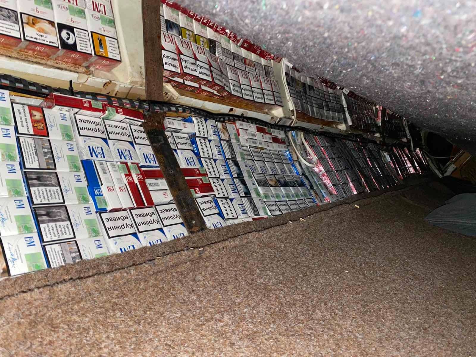 На Львівщині митники виявили майже 5 тис. контрабандних пачок сигарет