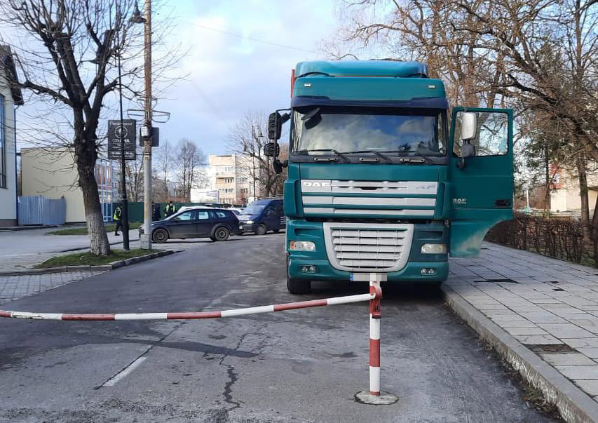 У Моршині нетверезий водій вантажівки намагався дати хабар