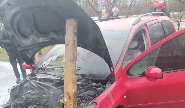 У Львові згорів легковий автомобіль Peugeot