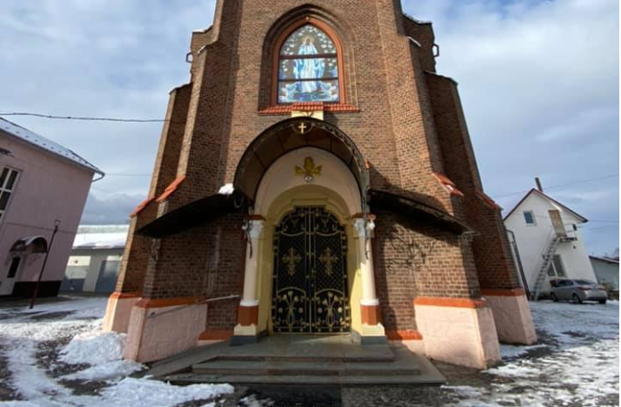 У Бориславі у церкві мощі святих лікують від недуг