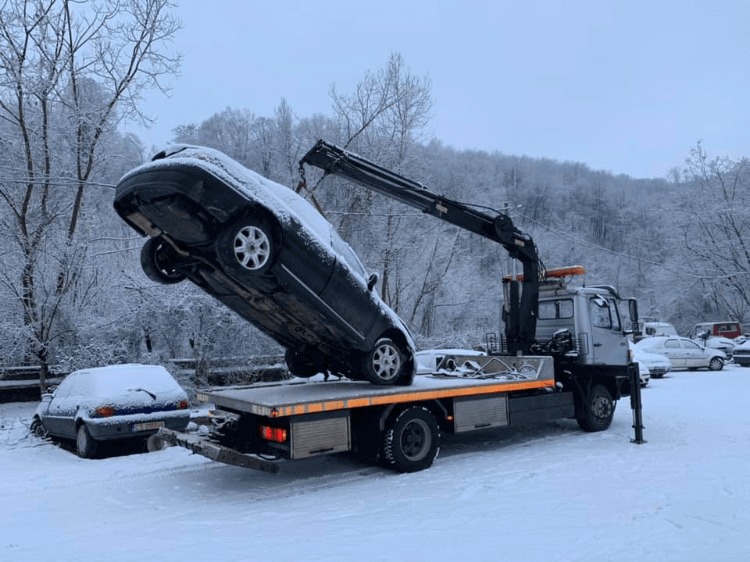 У Львові евакуатори щодня забирають авто, які заважають прибиранню снігу