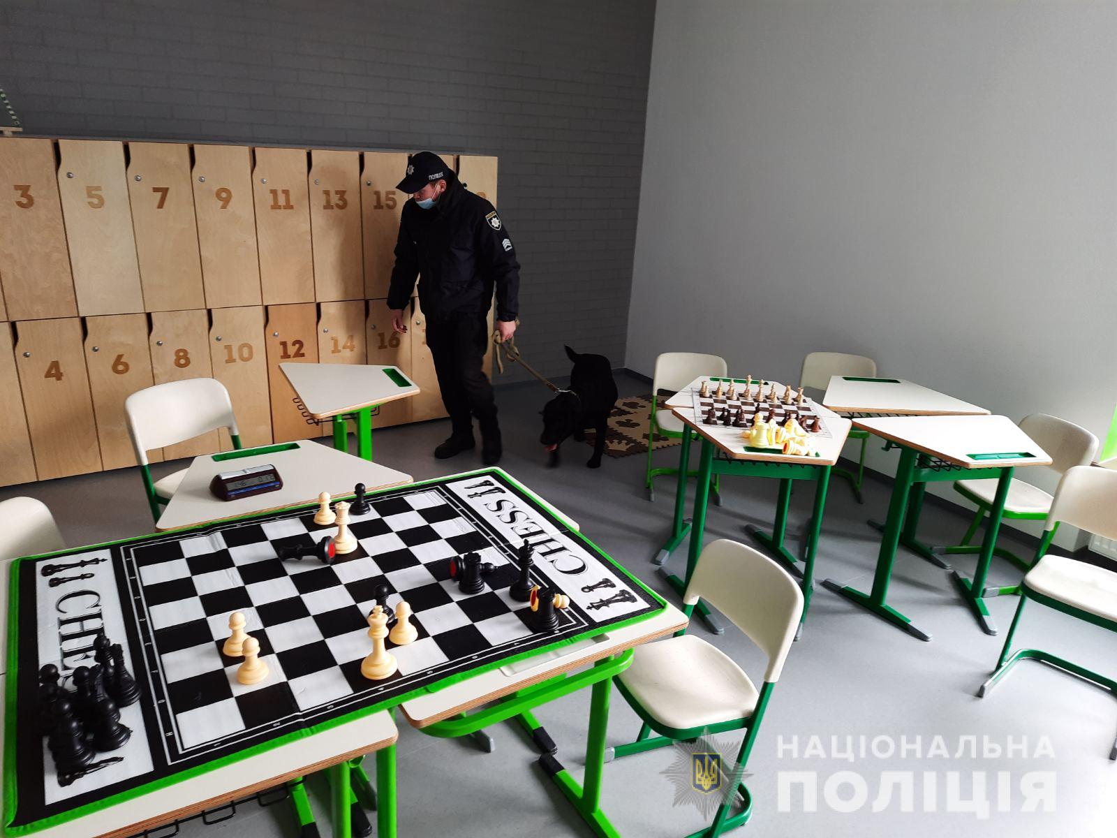 З приватної школи у Львові евакуювали 300 людей