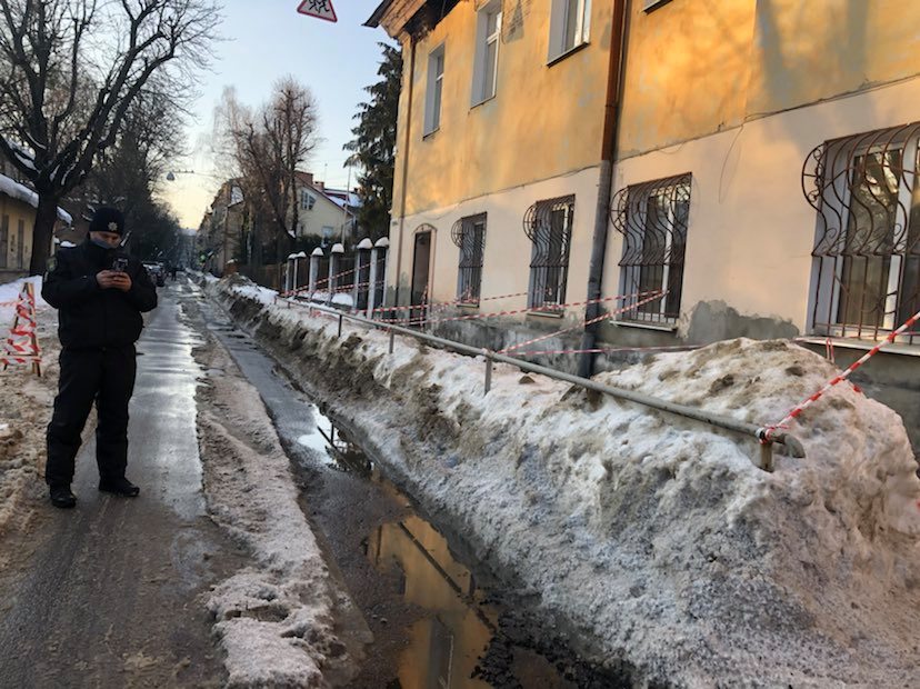 У Львові на вул. Некрасова, 33 зсунувся дах будинку через сніг