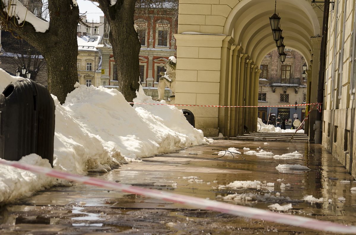 У Львові на жінку впала снігова брила: у неї струс мозку