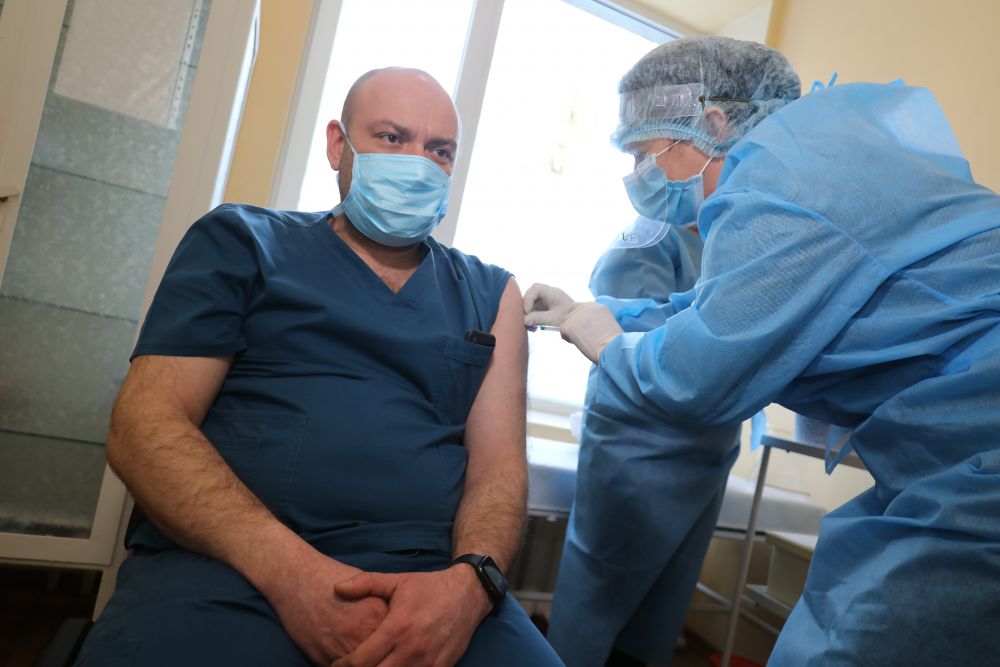 У Львові ще 150 медиків отримали першу дозу вакцини від коронавірусу