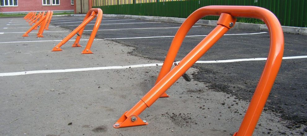 У Львові розгорілася війна серед трьох містян через незаконні обмежувачі для паркувальних місць