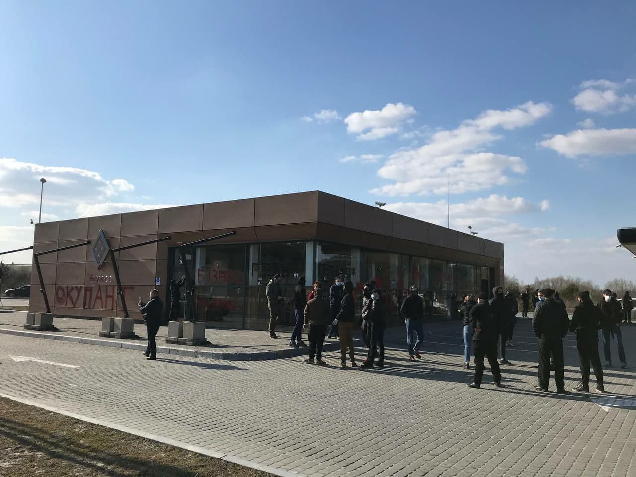 На Львівщині заблокували автозаправку Медведчука