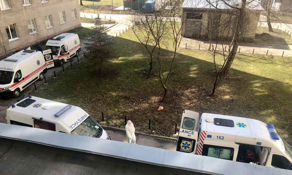 Біля однієї з львівських лікарень утворилась черга із "швидких" з хворими на Covid