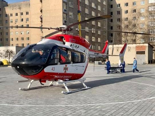 Вперше в Україні: львівська аеромедична швидка доставила пацієнтку на гелікоптері до лікарні