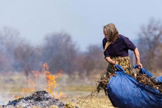 На Закарпатті лікарі борються за життя жінки, яка обгоріла під час спалювання трави