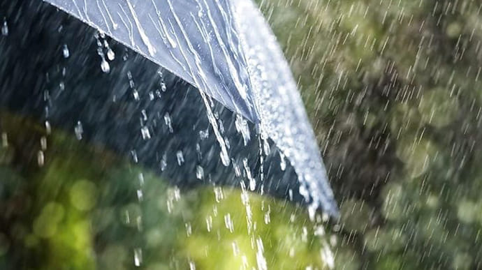 У понеділок майже по всій Україні пройдуть дощі