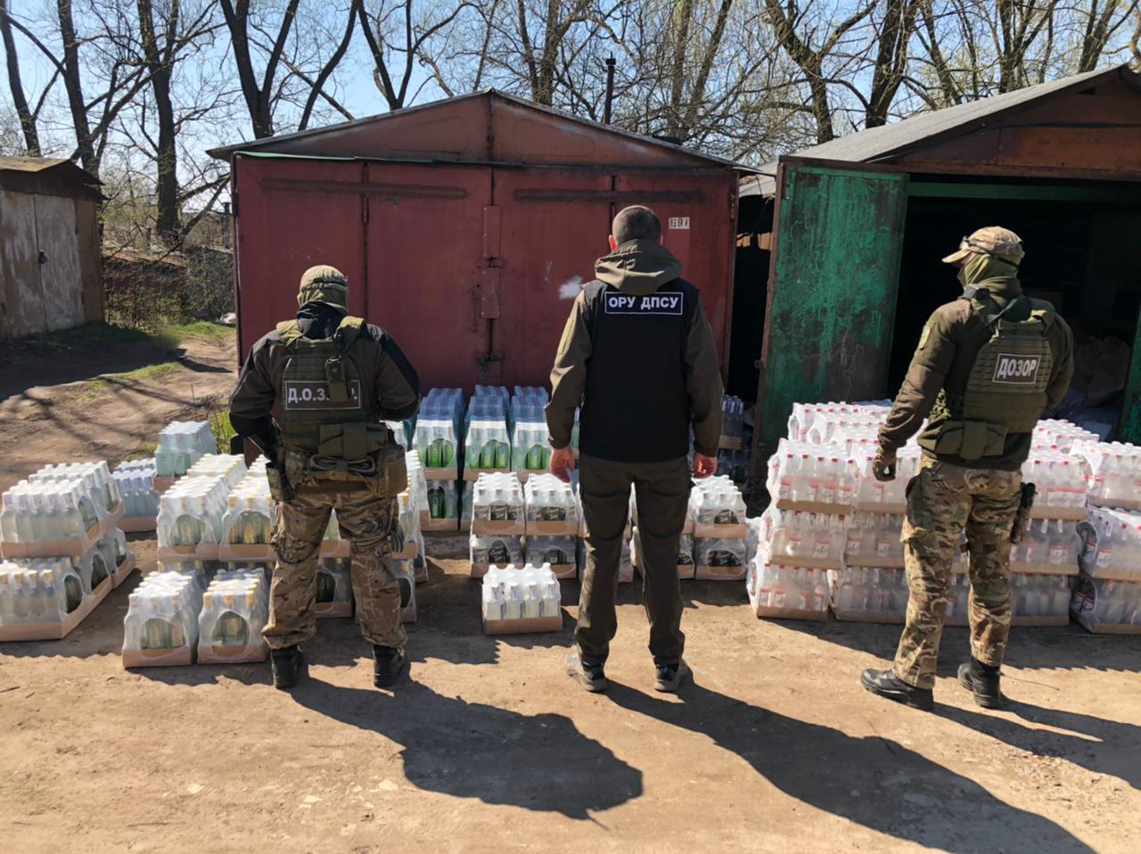 В гаражі у Львові правоохоронці виявили 2000 пляшок підробленої горілки