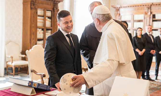 Папа Римський готовий долучитись до переговорів між Зеленським і Путіним