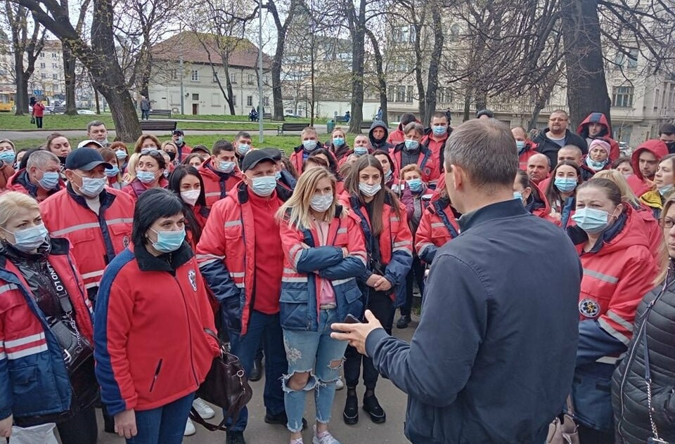 У Львові медики екстренної допомоги протестували за свого керівника (відео)