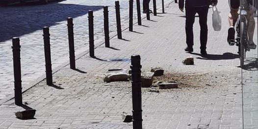 У центрі Львова відвалилася частина балкону: ледь не загинула дівчина (фото)