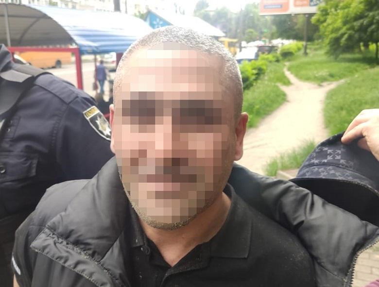 У Києві поліцейські затримали зловмисника, який втік з-під варти Ірпінського суду (фото)