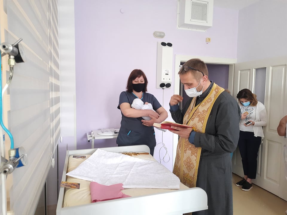 У лікарні Львова охрестили хлопчика, якого залишили у "Вікні життя" (відео)