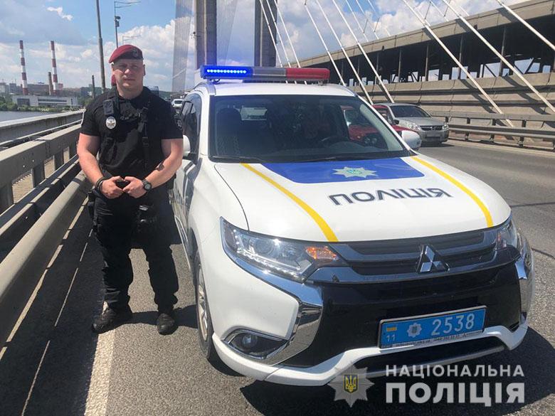 У Києві на мосту поліцейські врятували одразу двох самогубців (відео)
