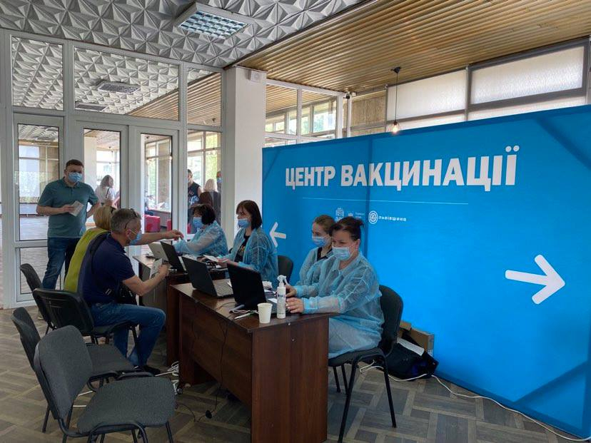 COVID-вихідні: Шмигаль закликав владу активніше відкривати нові центри вакцинації в Україні
