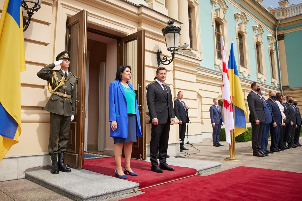 Зустріч Зеленського із президентом Грузії: солдат впустив з рук частину амуніції (відео)