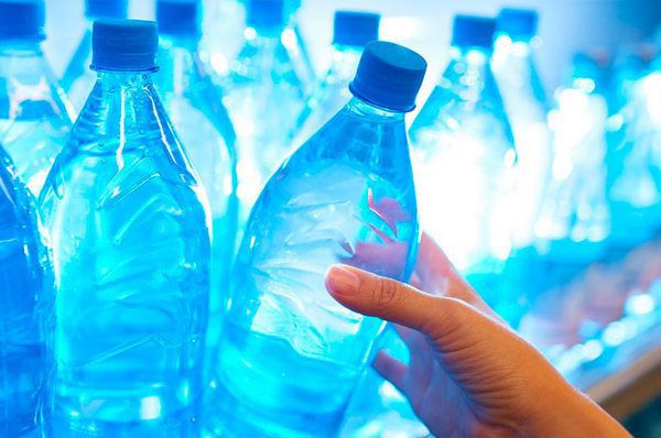 У Львові чоловік отримав контузію ока, відкриваючи пляшку води (фото)